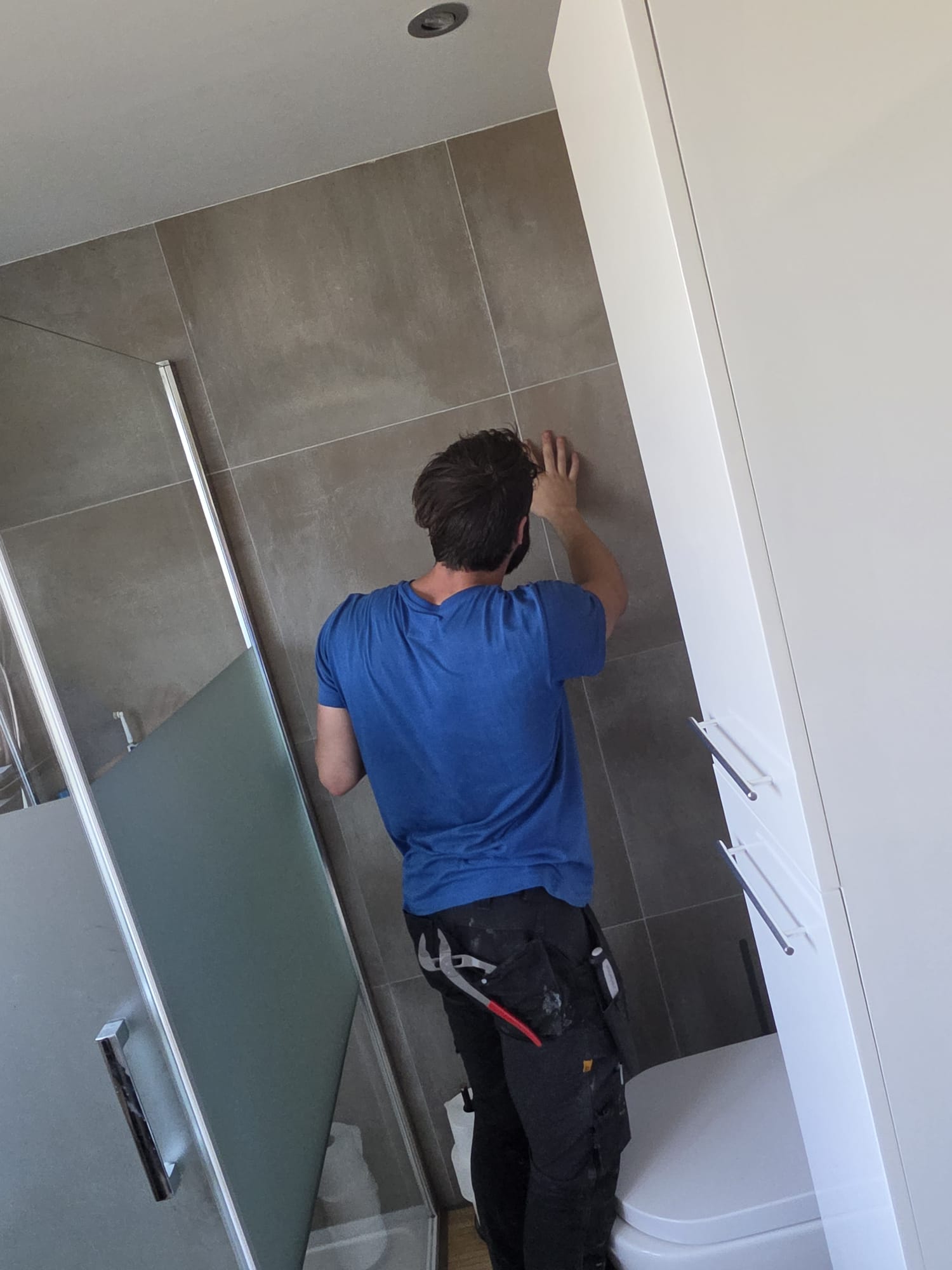 SpoedGieters controleert badkamerafwerking bij geplande loodgietersklus