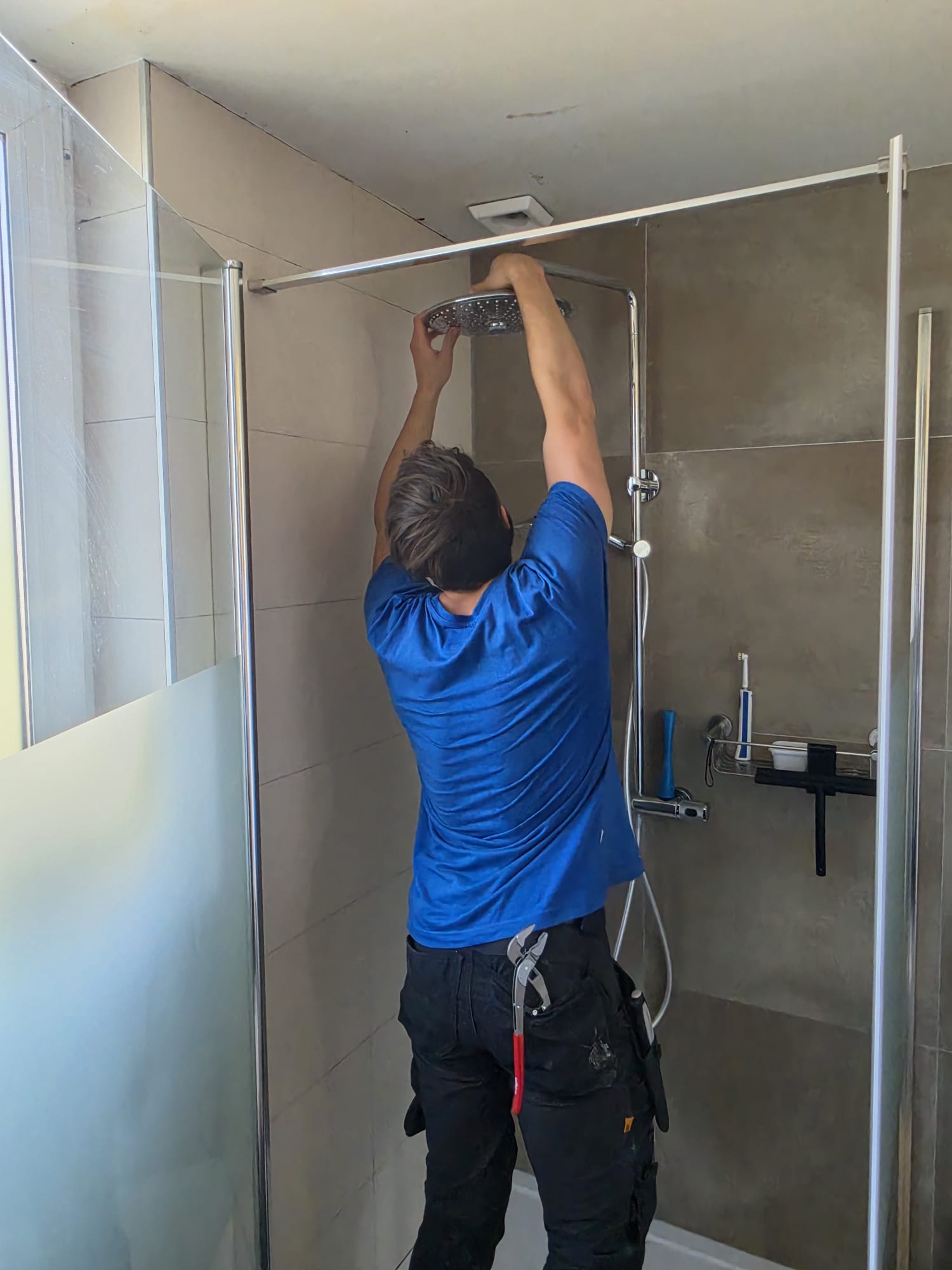 SpoedGieters monteur werkt aan douche en sanitair voor zakelijke loodgietersklus