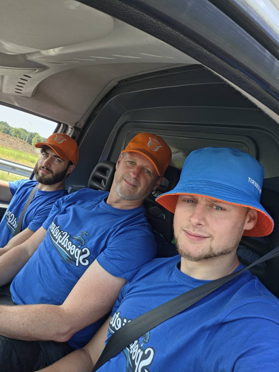 SpoedGieters monteurs met plezier onderweg in de werkbus