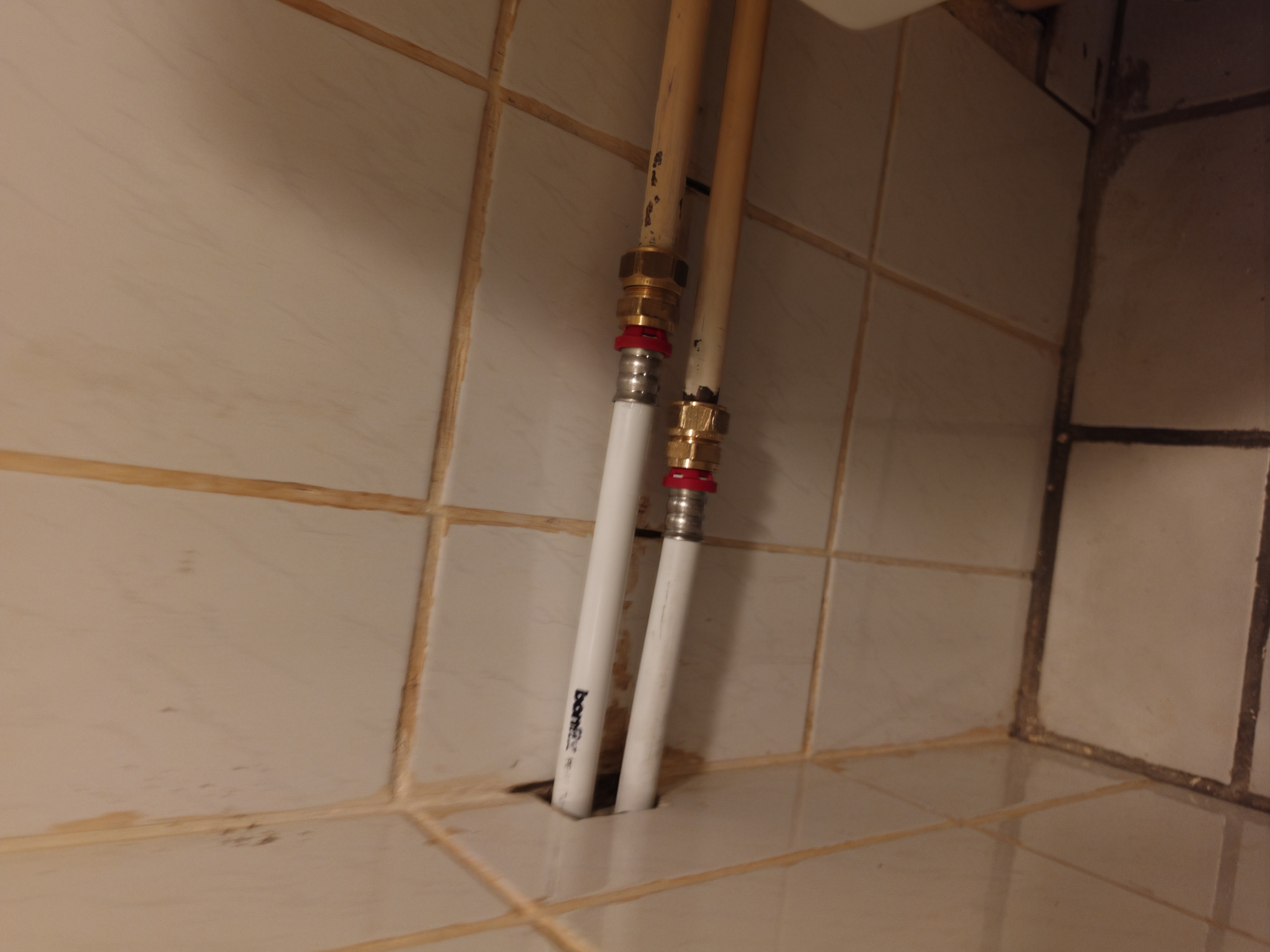 Lekkende leiding hersteld met witte Uponor meerlagenbuis door SpoedGieters