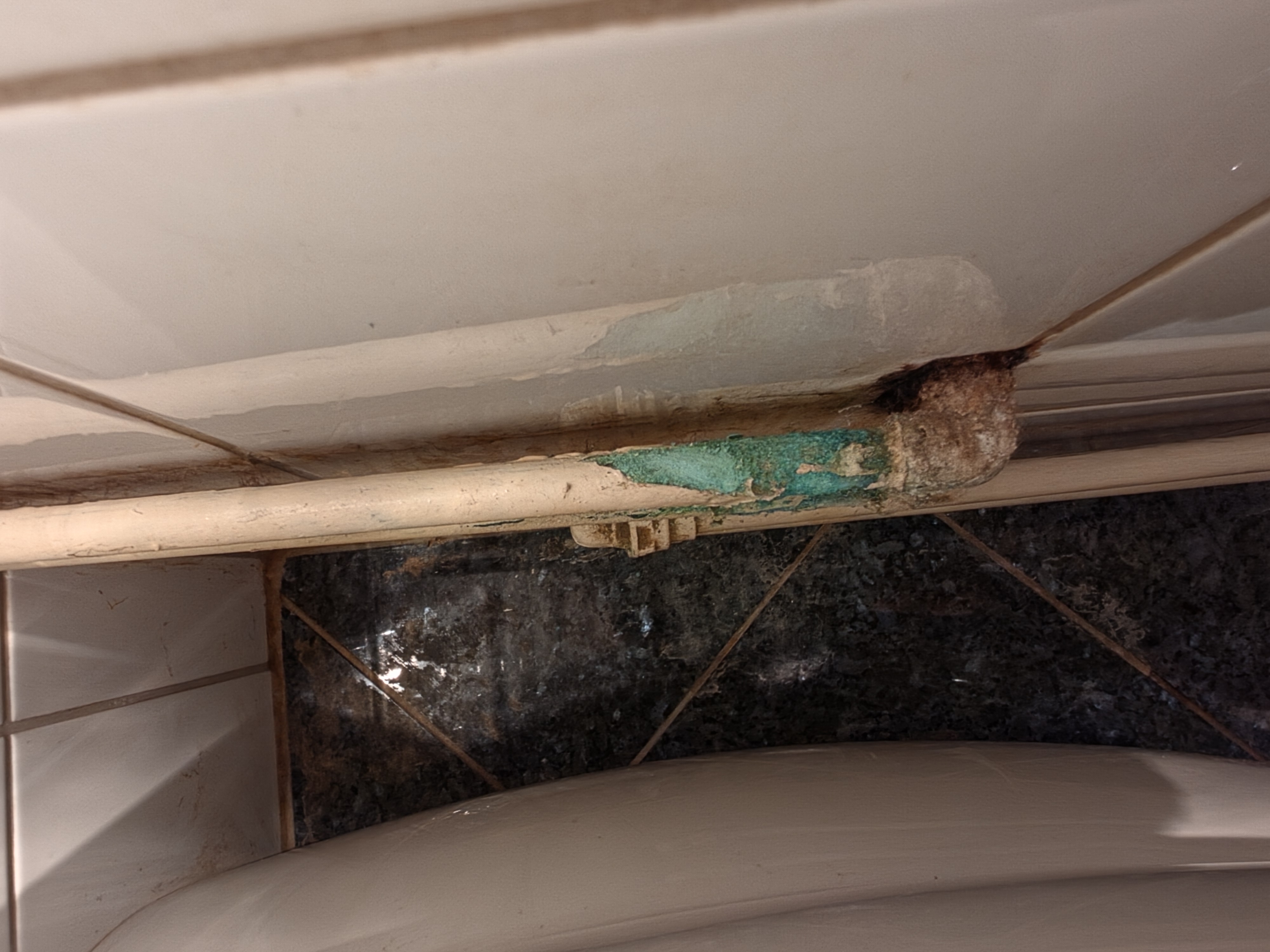Lekkende oude kraanleiding voor herstel door SpoedGieters
