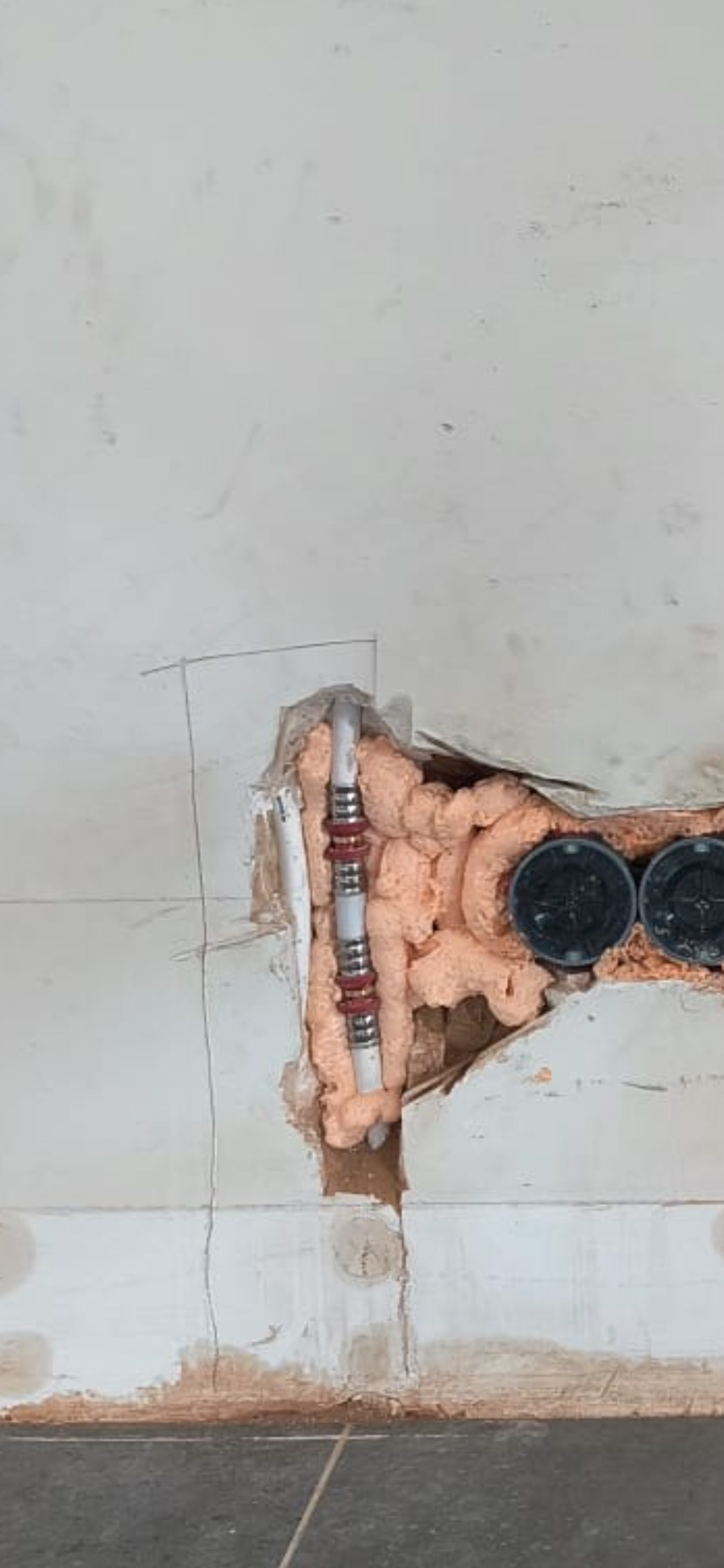 Open wand met leidingwerk opnieuw aangesloten door SpoedGieters