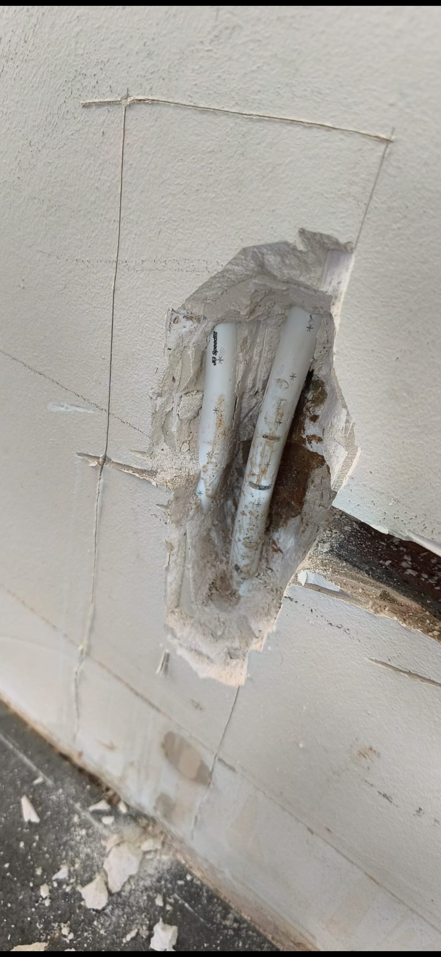 Open wand met leidingen voor herstel door SpoedGieters