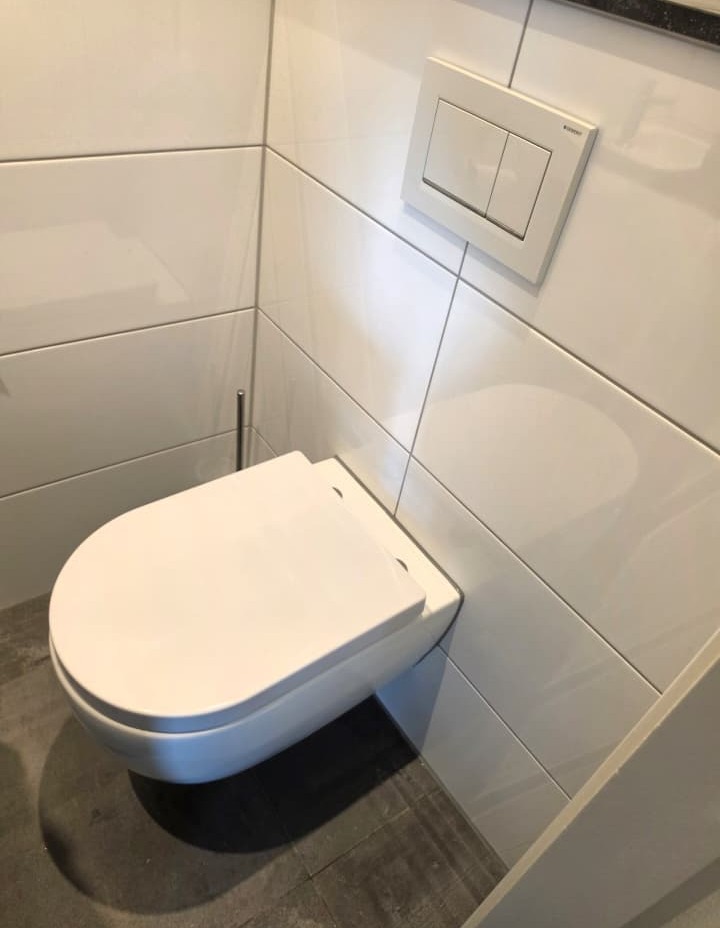Bidet-toilet netjes geplaatst en afgewerkt door SpoedGieters