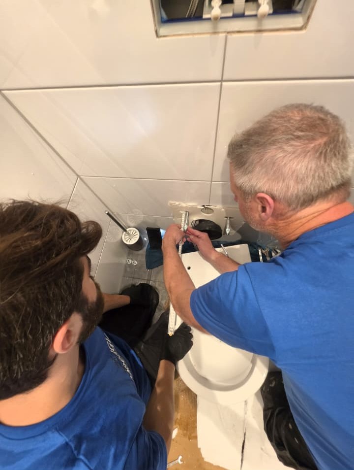SpoedGieters vervangt normaal toilet door bidet-toilet