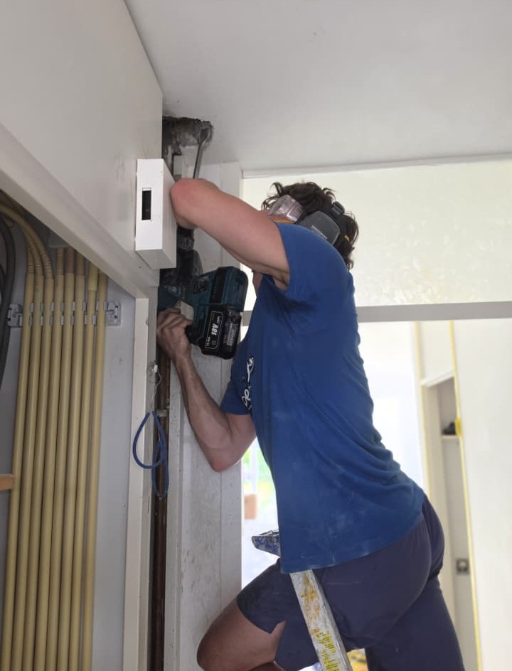 SpoedGieters monteur bereidt leidingwerk voor in woning