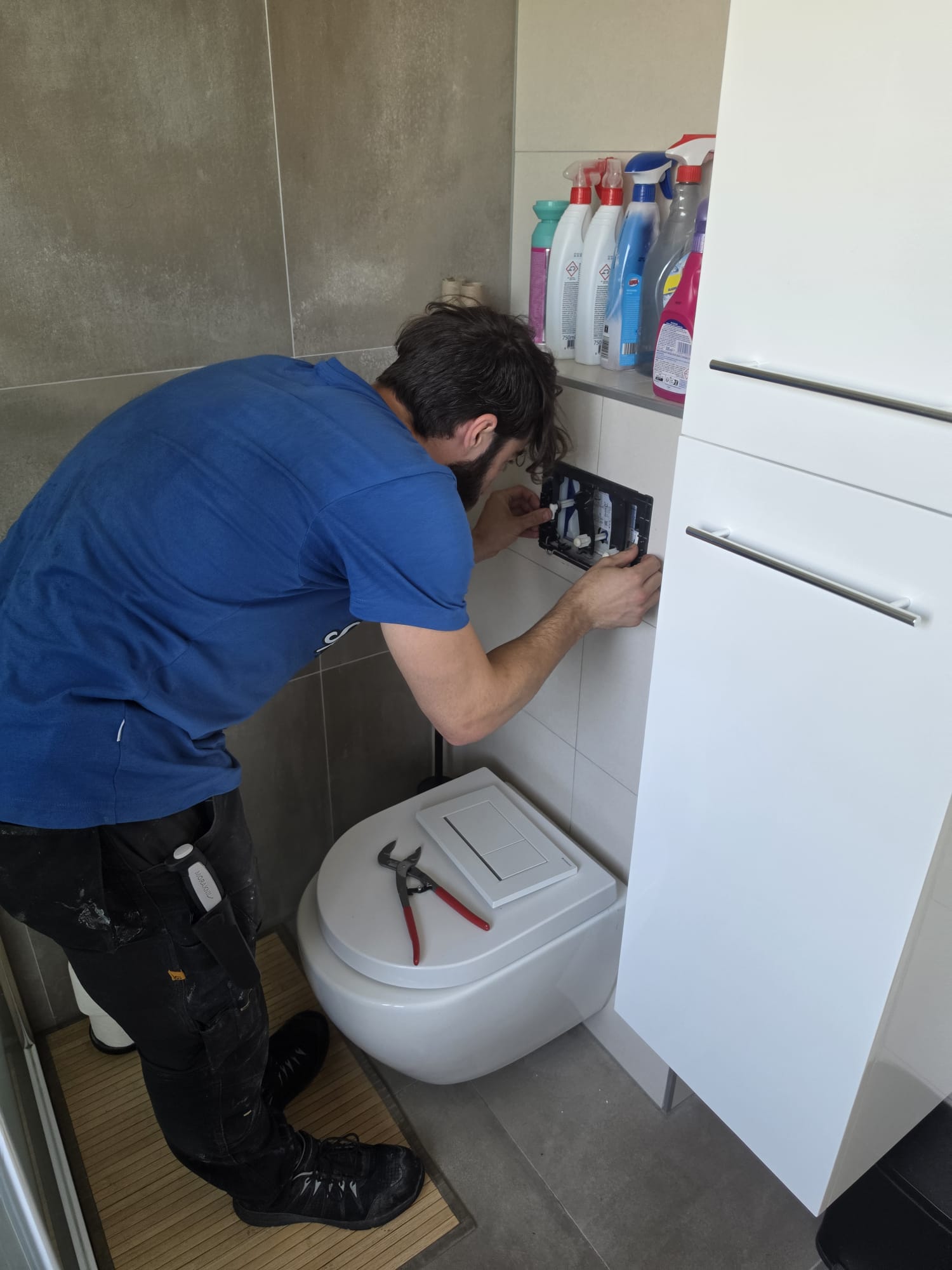 SpoedGieters monteur repareert toilet voor zakelijke klant of verhuurder