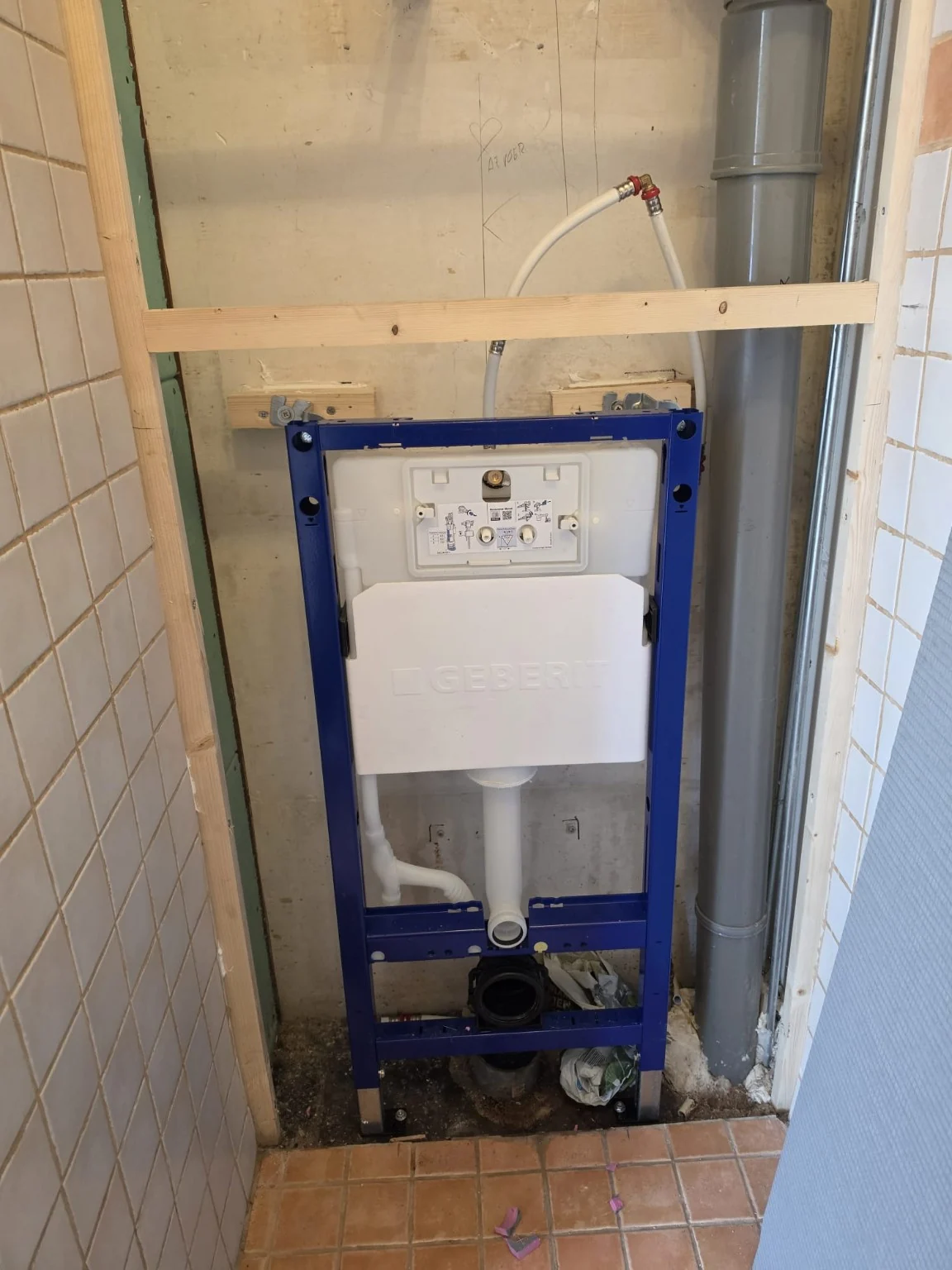 Nieuw Geberit-frame en inbouwreservoir tijdens installatie