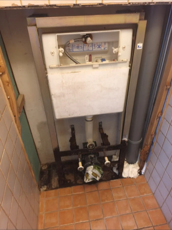 Oude inbouwreservoirconstructie voor vervanging