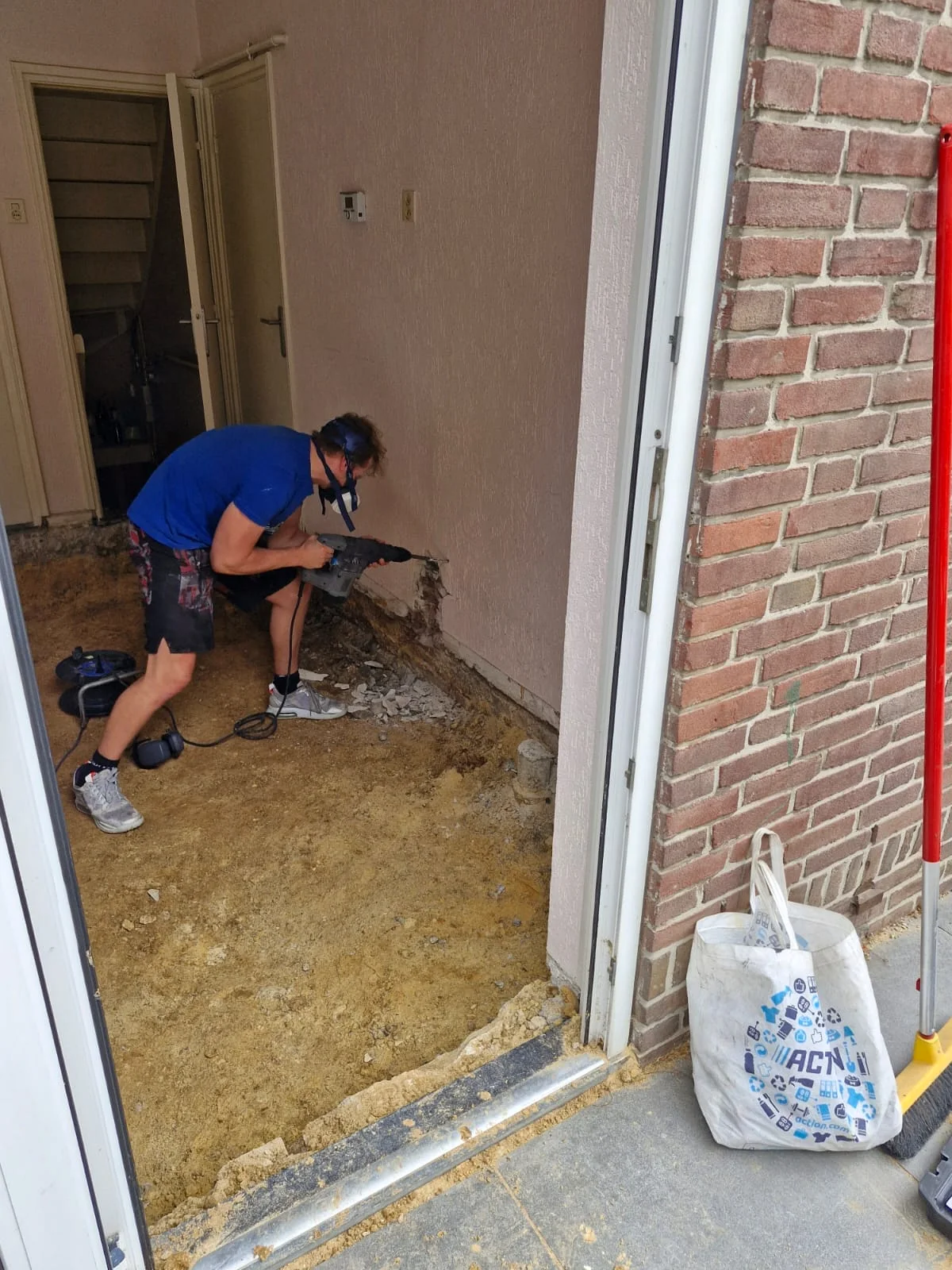 SpoedGieters legt leidingwerk open voor herstel in een woning