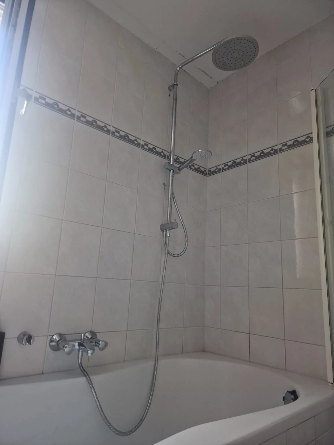 Nieuwe regendouche en handdouche boven het bad
