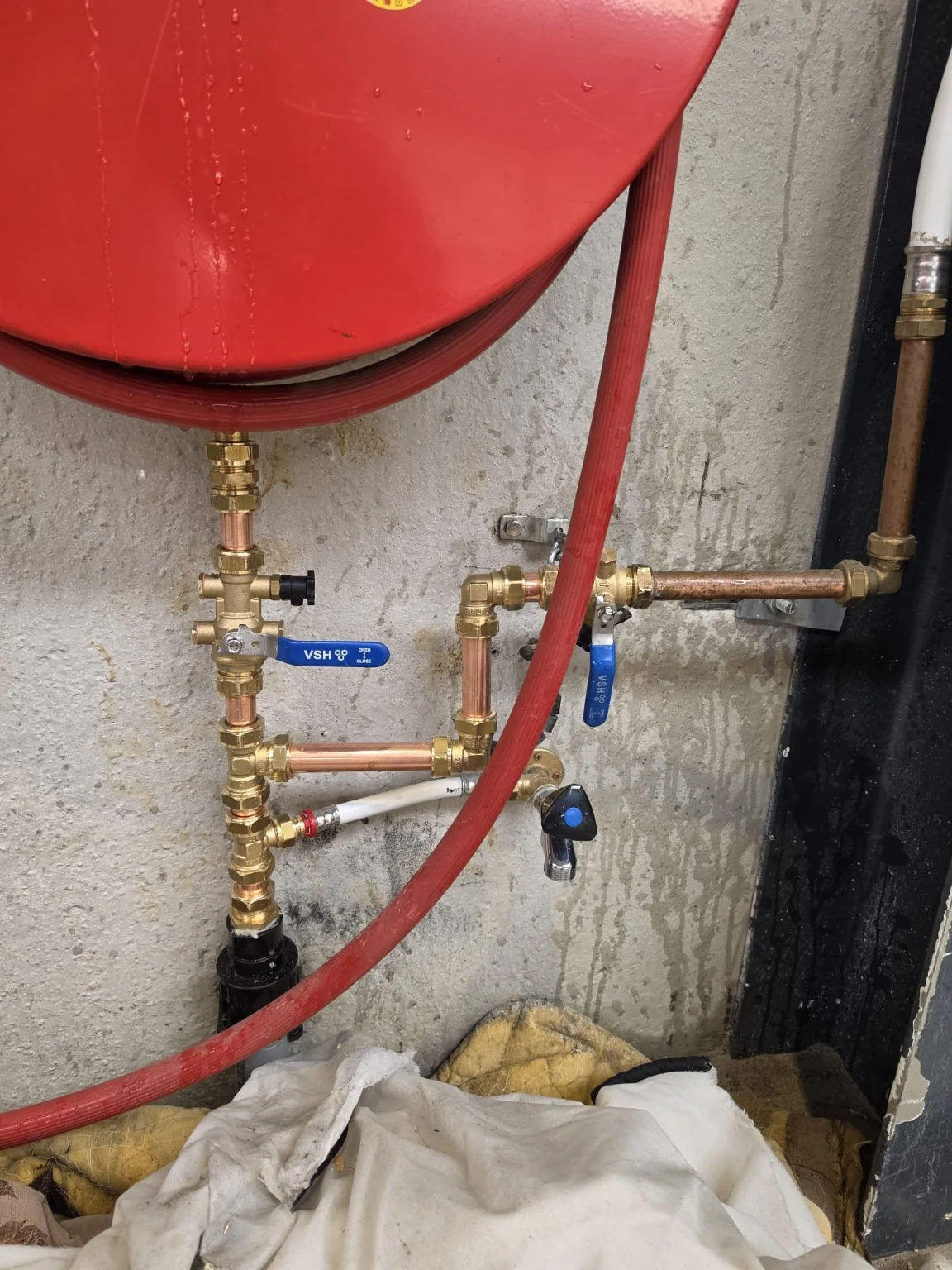 Vernieuwde wateraansluiting met afsluiters en koperleidingen