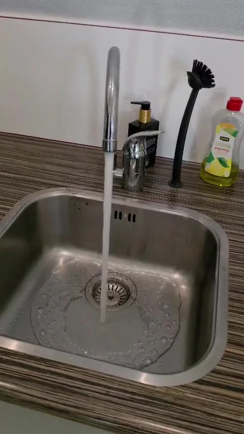 Controle van de keukenafvoer met stromend water na het ontstoppen