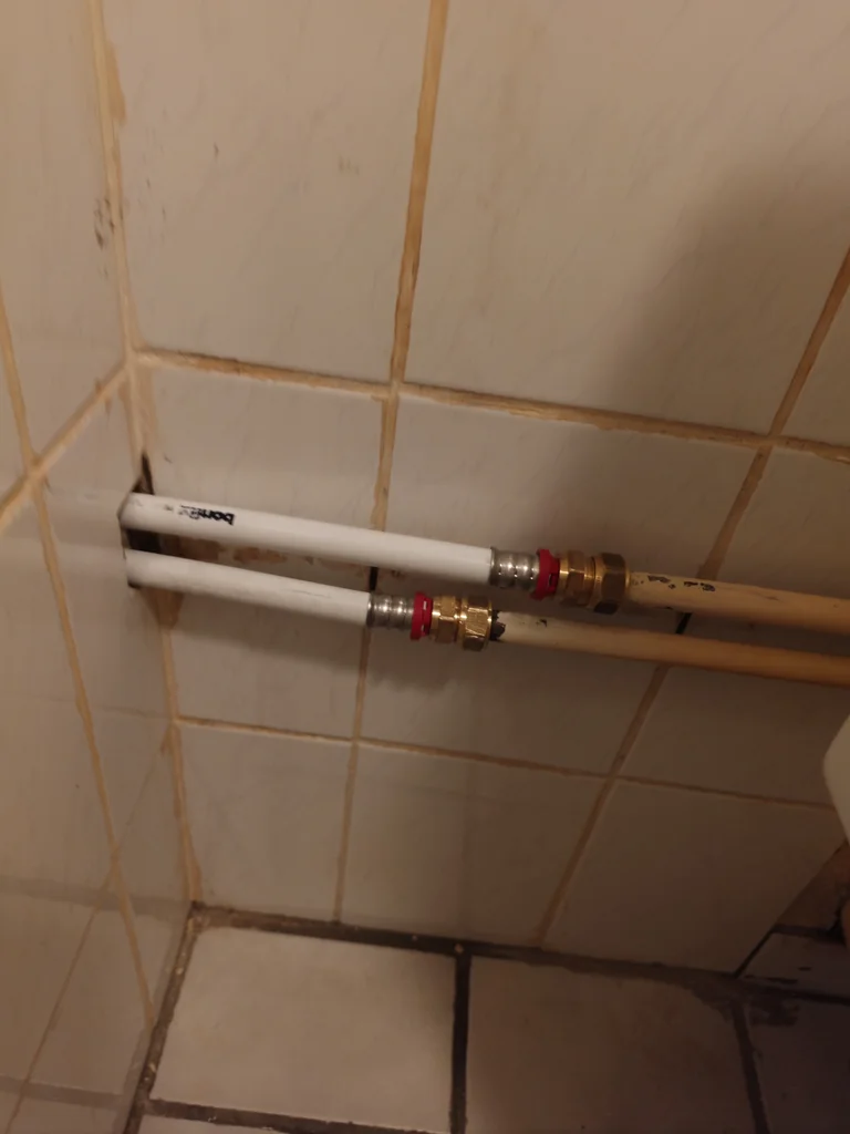 Lekkende leiding hersteld met witte Uponor meerlagenbuis door SpoedGieters