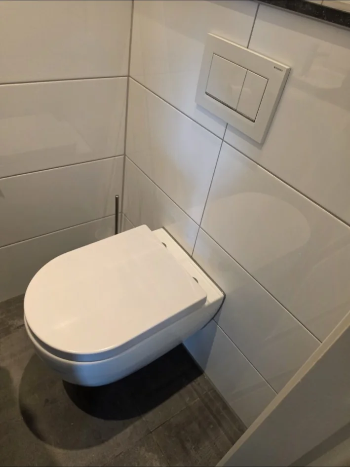 Teruggeplaatst hangtoilet na het verhelpen van een verstopping in Heerlen