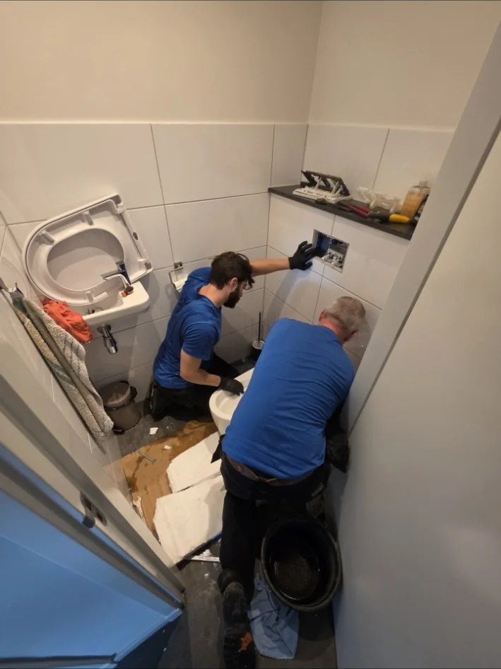 Monteurs aan het werk bij het toilet in Heerlen